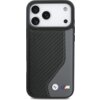 Etui do telefonu z widocznym wzorem z włókna węglowego oraz logo BMW M na dole. Produkt jest w kolorze antracytowym i przeznaczony do modelu Apple iPhone 17 Pro Max.