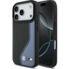 Etui na telefon z widocznym wzorem z włókna węglowego i niebieskim akcentem, ozdobione logo BMW oraz literą "M". Etui jest przystosowane do systemu MagSafe i przeznaczone dla modelu Apple iPhone 17 Pro.