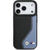 Etui na telefon z widocznym wzorem z włókna węglowego oraz niebieskim akcentem, na którym znajduje się logo BMW M. W lewym dolnym rogu widoczny jest okrągły emblemat BMW.