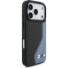 Etui na telefon z widocznym wzorem z włókna węglowego i niebieskim akcentem, posiada logo BMW M na dole. Produkt jest przeznaczony do iPhone'a i ma wycięcia na aparat oraz przyciski.