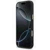 Czarno-złote etui na telefon z widocznymi przyciskami bocznymi, dopasowane do modelu iPhone 17 Pro Max. Na ekranie telefonu wyświetlany jest abstrakcyjny wzór z ciemnymi okręgami.