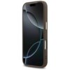 Brązowo-złote etui na telefon z widocznymi przyciskami bocznymi, dopasowane do modelu iPhone 17 Pro. Na ekranie telefonu widoczny jest abstrakcyjny wzór z ciemnymi okręgami.