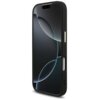 Czarno-złote etui na telefon z widocznym dużym logo 4G i klasycznym wzorem, zaprojektowane dla modelu Apple iPhone 17 Pro. Produkt marki Guess, prezentowany na tle telefonu z nowoczesnym, abstrakcyjnym wzorem na ekranie.