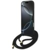 Etui na telefon z czarnym sznurkiem i złotymi końcówkami, przeznaczone do modelu Apple iPhone 17 Pro Max, z widocznym ekranem urządzenia. Produkt ma brązowy kolor i duże logo "GUESS 4G".