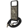 Brązowe etui na telefon z czarnymi bokami, ozdobione wzorem 4G i dużym złotym logo na środku, z napisem "GUESS" na dole. Do etui dołączony jest czarny sznurek z metalowymi końcówkami.