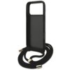 Przedstawione jest czarne etui na telefon z dużym otworem na aparat, wyposażone w długi, czarny sznurek zakończony metalowymi końcówkami. Etui ma gładką powierzchnię i jest przeznaczone do noszenia na ramieniu.