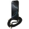 Na zdjęciu znajduje się brązowe etui na telefon z dużym logo GUESS 4G, przeznaczone do modelu Apple iPhone 17 Pro, z dołączonym czarnym sznurkiem do noszenia na szyi. Etui ma elegancki design z metalicznymi elementami na końcach sznurka.