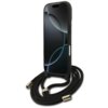 Na zdjęciu znajduje się czarne etui na telefon z dużym logo GUESS, przeznaczone do modelu Apple iPhone 17 Pro, z dołączonym czarnym sznurkiem zakończonym metalowymi końcówkami. Etui ma wycięcia na przyciski i porty, a ekran telefonu wyświetla abstrakcyjny