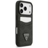 Czarne etui na telefon z teksturowanym wzorem, posiada dwie kieszonki na karty oraz trójkątne logo z napisem "GUESS U.S.A." na dole. W górnej części widoczne są wycięcia na trzy obiektywy aparatu i lampę błyskową.