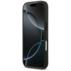Czarne etui na telefon z widocznymi przyciskami bocznymi, dopasowane do modelu iPhone 17 Pro. Na ekranie telefonu widoczny jest abstrakcyjny wzór z ciemnymi i jasnymi okręgami.