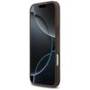Brązowe etui na telefon z widocznymi przyciskami bocznymi, na ekranie telefonu wyświetlany jest abstrakcyjny wzór z ciemnymi i jasnymi okręgami.