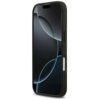 Czarne etui na telefon z widocznym przyciskiem bocznym i wycięciem na aparat, prezentowane na tle ekranu z abstrakcyjnym wzorem w odcieniach szarości i czerni. Na etui nie ma widocznych napisów ani logo.