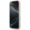 Różowe etui na telefon z wycięciami na przyciski i aparat, przeznaczone dla modelu Apple iPhone 17 Pro, z widocznym na ekranie abstrakcyjnym wzorem w ciemnych odcieniach. Produkt posiada funkcję MagSafe i jest oznaczony jako "Etui GUESS 4G Circle Classic 