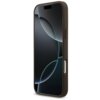 Brązowe etui na telefon z widocznym przyciskiem bocznym, dopasowane do modelu iPhone 17 Pro Max. Na ekranie telefonu widoczny jest abstrakcyjny wzór z ciemnymi okręgami.