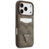 Brązowe etui na telefon z wzorem 4G, posiada kieszonkę na karty oraz trójkątne logo z napisem "GUESS U.S.A." na dole. Etui jest dopasowane do modelu Apple iPhone 17 Pro i ma wycięcia na aparat oraz przyciski.