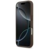 Brązowe etui na telefon z widocznymi przyciskami bocznymi, przeznaczone dla modelu Apple iPhone 17 Pro. Na ekranie telefonu widoczny jest abstrakcyjny wzór z ciemnymi i jasnymi okręgami.