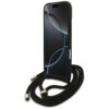 Czarne etui na telefon z dużym logo i długim, czarnym sznurkiem zakończonym metalowymi końcówkami. Na ekranie telefonu widoczny jest abstrakcyjny wzór z ciemnymi, zaokrąglonymi kształtami.