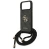 Czarne etui na telefon z dużym logo "4G" i napisem "GUESS" na tle wzoru, wyposażone w czarny sznurek z metalowymi końcówkami. Produkt przeznaczony do modelu Apple iPhone 17 Pro Max.