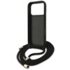 Czarne etui na telefon z dużym otworem na aparat, wyposażone w długi, czarny sznurek zakończony metalowymi końcówkami. Produkt przeznaczony jest do modelu Apple iPhone 17 Pro Max.