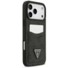 Czarne etui na telefon z teksturą i wzorem, posiada kieszonkę na karty oraz trójkątne logo z napisem "GUESS U.S.A." i znakiem zapytania. Etui jest dopasowane do modelu telefonu z trzema widocznymi obiektywami aparatu.