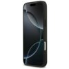 Czarne etui na telefon z wycięciami na przyciski i aparat, prezentowane na modelu telefonu z wyświetlaczem pokazującym abstrakcyjną grafikę z ciemnymi okręgami. Produkt ma elegancki, minimalistyczny design.