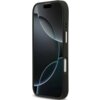 Czarne etui na telefon z widocznymi przyciskami bocznymi i wycięciem na aparat, przeznaczone do modelu iPhone 17. Na ekranie telefonu widoczny jest abstrakcyjny wzór z ciemnymi okręgami.