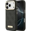 Czarne etui na telefon z widocznym wzorem i metalową plakietką z napisem "GUESS" oraz wycięciami na aparat i przyciski. Etui jest przeznaczone do modelu Apple iPhone 17 Pro i posiada funkcję MagSafe.