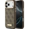 Brązowe etui na telefon z wzorem 4G i metalową plakietką z napisem "GUESS" na dole. Etui jest dopasowane do modelu telefonu z trzema obiektywami aparatu i wycięciami na przyciski.