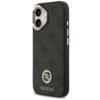 Czarne etui na telefon z teksturą i wzorem, ozdobione metalowym logo z literami "GS" oraz napisem "GUESS" na dole. Etui posiada wycięcia na aparat i przyciski, a jego krawędzie są wzmocnione.