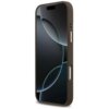 Brązowe etui na telefon z widocznymi przyciskami bocznymi i wycięciem na aparat, przeznaczone do modelu Apple iPhone 17 Pro Max. Na ekranie telefonu widoczny jest abstrakcyjny wzór z ciemnymi okręgami.