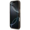 Brązowe etui na telefon z widocznymi metalowymi przyciskami i wycięciem na aparat, przeznaczone do modelu Apple iPhone 17. Na ekranie telefonu widoczny jest abstrakcyjny wzór z ciemnymi okręgami.