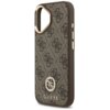 Brązowe etui na telefon z wzorem w logo 4G, ozdobione metalowym emblematem z napisem "GUESS" na dole. Etui posiada metalowe przyciski i wycięcie na aparat z metalową obwódką.