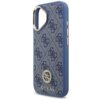 Niebieskie etui na telefon z wzorem w litery i metalowym obramowaniem wokół otworu na aparat, ozdobione logo "GUESS" oraz okrągłym emblematem z kryształkami. Na boku etui znajdują się trzy przyciski.
