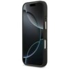 Czarny telefon w etui z widocznymi przyciskami bocznymi i wycięciem na aparat, ekran wyświetla abstrakcyjny wzór z ciemnymi okręgami. Etui ma gładką powierzchnię i otwory na głośnik oraz porty.