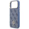 Niebieskie etui na telefon z wzorem w monogramy i metalowymi przyciskami, ozdobione logo "GUESS" oraz okrągłym emblematem z literą "G" w dolnej części. Ramka wokół aparatu jest w kolorze złotym.