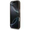 Brązowe etui na telefon z widocznymi metalowymi przyciskami i wycięciem na aparat. Na ekranie telefonu widoczny jest abstrakcyjny wzór z ciemnymi okręgami.