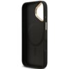 Czarne etui na telefon z wycięciem na aparat, ozdobione złotym obramowaniem, posiada wewnętrzny okrągły wzór z napisem "GUESS". Na boku etui znajdują się przyciski w kolorze złotym oraz mały otwór.