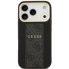 Czarne etui na telefon z trzema wycięciami na aparaty, ozdobione wzorem z logo i napisem "GUESS" na środku. Etui ma elegancki design z teksturowanym paskiem wzdłuż środka.