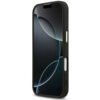 Czarno-złote etui na telefon z widocznymi przyciskami bocznymi, przeznaczone do modelu Apple iPhone 17. Na ekranie telefonu widoczny jest abstrakcyjny wzór z ciemnymi i jasnymi okręgami.