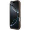 Brązowo-złote etui na telefon z widocznymi przyciskami bocznymi, przeznaczone dla modelu Apple iPhone 17 Pro Max. Na ekranie telefonu widoczny jest abstrakcyjny wzór z ciemnym tłem i jasnymi, zakrzywionymi liniami.