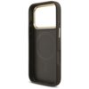 Brązowe etui na telefon z dużym otworem na aparat, wewnątrz widoczne jest logo "GUESS". Etui posiada metaliczne wykończenie wokół otworu na aparat oraz przyciski boczne.