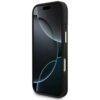 Czarne etui na telefon z widocznymi przyciskami bocznymi i wycięciem na aparat, z eleganckim wzorem na powierzchni. Na ekranie telefonu widoczny jest abstrakcyjny motyw z ciemnymi i jasnymi okręgami.