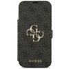 Czarne etui do telefonu z wzorem w logo, ozdobione metalowym emblematem z literami "GC" oraz napisem "GUESS" na dole. Etui ma teksturę przypominającą tkaninę i jest przeznaczone do modelu Apple iPhone 17 Pro Max.