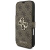 Brązowe etui z wzorem 4G i metalowym logo, przeznaczone do Apple iPhone 17 Pro, z widocznym napisem "GUESS" na dole. Etui ma teksturę materiału i wycięcia na przyciski oraz aparat.