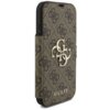 Brązowe etui do telefonu z wzorem w logo, ozdobione metalowym emblematem z literami "4G" oraz napisem "GUESS" na dole. Etui ma teksturę przypominającą tkaninę i jest przeznaczone do modelu Apple iPhone 17 Pro.