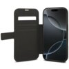 Brązowe etui typu książkowego z logo GUESS, przeznaczone do Apple iPhone 17 Pro, z widocznymi kieszonkami na karty wewnątrz. Obok etui znajduje się telefon z wyświetlaczem pokazującym abstrakcyjny wzór.
