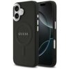 Czarne etui na telefon z widocznym logo "GUESS" na tylnej części, zaprojektowane z myślą o technologii MagSafe. Obok etui znajduje się telefon z wyświetlaczem pokazującym abstrakcyjny wzór.