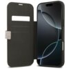 Etui w kolorze różowym z klapką, na której widoczne są kieszonki na karty oraz metalowe logo GUESS. Wewnątrz znajduje się telefon z wyświetlaczem pokazującym abstrakcyjny wzór.