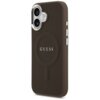 Brązowe etui na telefon z widocznym logo "GUESS" na środku, posiada wycięcia na aparat i przyciski boczne. Na powierzchni etui znajduje się delikatna tekstura oraz okrągły wzór MagSafe.