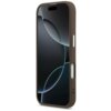 Brązowe etui na telefon z widocznymi przyciskami bocznymi, na ekranie telefonu wyświetlany jest abstrakcyjny wzór z ciemnymi i jasnymi okręgami. Produkt jest przeznaczony do Apple iPhone 17 i posiada funkcję MagSafe.